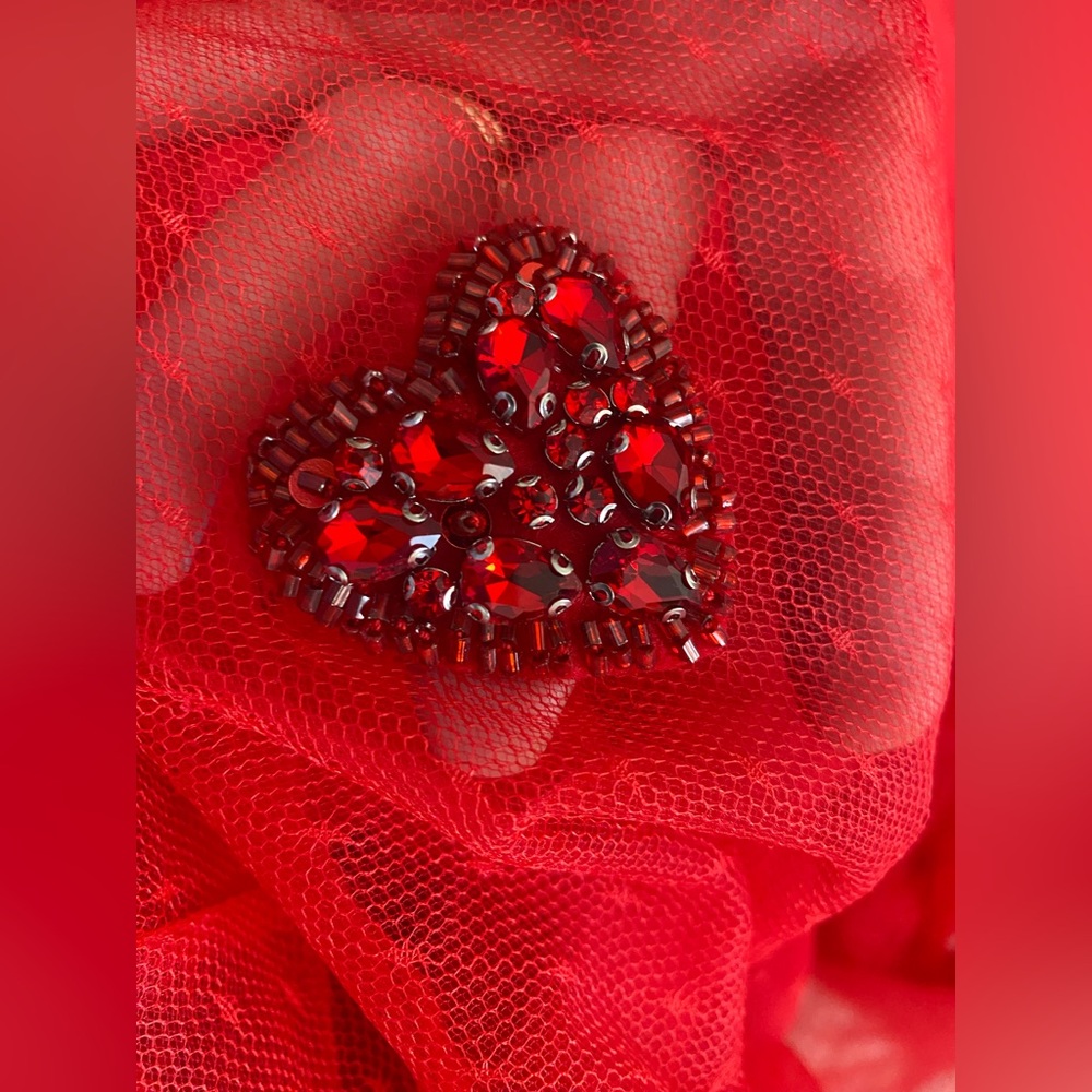 Teuta Matoshi Draped Heart Dress size 6 pristine condition
Beautiful red - Picture 16 of 16